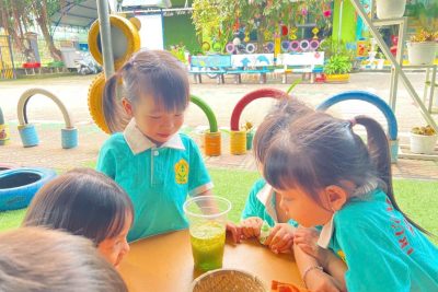 Hoạt động thí nghiệm ” PHÁO HOA NỞ TRONG NƯỚC”  ?Lớp Chồi A? thông qua cho trẻ thực hành những thí nghiệm nhỏ này sẽ hình thành cho trẻ những biểu tượng về môi trường tự nhiên và sử dụng các giác quan để phát triển ở trẻ năng lực quan sát, so sánh, phân tích, tổng hợp. Ba mẹ hãy cùng con làm thí nghiệm nhé?