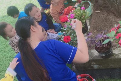 Bé vui chơi trải nghiệm tại sân trường Bé vui chơi trải nghiệm tại sân trường