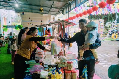 ❤️THƯ CẢM ƠN  Kính gửi: Quý Phụ huynh!  Trường Mầm non 28/8 xin gửi lời cảm ơn chân thành nhất tới quý phụ huynh đã dành thời gian quý báu để tham gia Chương trình “XUÂN YÊU THƯƠNG 2025” cùng nhà trường và các con.  Sự nhiệt tình, tận tâm và tinh thần gắn kết của quý phụ huynh đã góp phần tạo nên một hoạt động đầy ý nghĩa và trọn vẹn niềm vui. Các bé không chỉ được trải nghiệm văn hóa tết truyền thống mà còn cảm nhận rõ hơn tình  yêu thương và sự đồng hành từ ba mẹ, cô giáo và các bạn.  Những tiết mục văn nghệ chào xuân, trò chơi dân gian và các gian hàng tết thật hấp dẫn.  Nhằm giúp trẻ được trải nghiệm các hoạt động của ngày tết cổ truyền và biết chia sẻ yêu thương với các bạn có hoàn cảnh khó khăn. Hy vọng, hoạt động lần này sẽ mang đến cho quý phụ huynh và các con những khoảnh khắc ấm áp, chuẩn bị đón chào một mùa Tết an lành, hạnh phúc.  Một lần nữa, xin chân thành cảm ơn quý phụ huynh đã đồng hành cùng nhà trường!  Kính chúc quý phụ huynh và gia đình một năm mới An Khang – Thịnh Vượng – Vạn Sự Như Ý. Trân trọng!