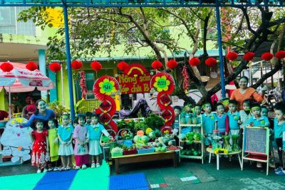 Chương trình ” Xuân yêu thương 2025″ đã chính thức được tổ chức tại Trường Mầm Non 28/8?? Lễ hội Xuân được diễn ra trong hai ngày, thế nhưng ngày đầu tiên đã được các bé và quý Phụ Huynh đến tham dự rất đông vui. Không khí tràn ngập ngày tết ở trường Mầm Non 28/8.  Thông qua Lễ hội “Xuân yêu thương 2025” các bé được tham gia các hoạt động tưng bừng của lễ hội như trải nghiệm văn hóa tết cổ truyền Việt Nam, tham gia văn nghệ, chơi các trò chơi dân gian, tham gia các gian hàng chợ quê…. ?????. Qua Lễ Hội “Xuân yêu thương 2025” sẽ góp phần giúp đỡ các học sinh có hoàn cảnh khó khăn có một tết hạnh phúc.  Ngày mai 16/1 Lễ Hội sẽ tiếp tục kính mời quý Phụ Huynh cùng các bé đến tham gia ạ.