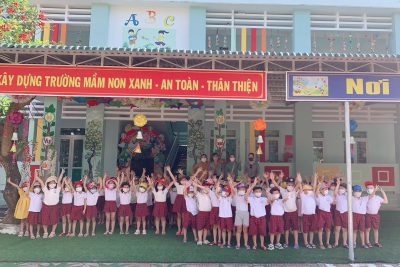 Bé tham quan Nhà bảo tàng huyện Trà Bồng Bé tham quan Nhà bảo tàng huyện Trà Bồng