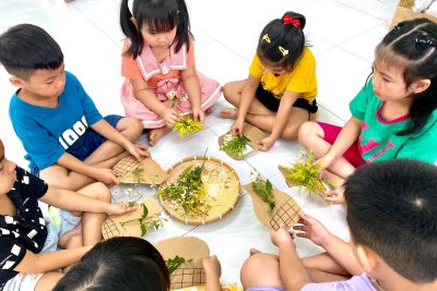 Các bé tham gia hoạt động chơi ngoài trơi, chơi hoạt động ở các góc và các góc mở phát huy tính sáng tạo của các bé.