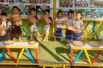 Các bé hoạt động trải nghiệm góc truyền thống ở địa phương. Các bé hoạt động trải nghiệm góc truyền thống ở địa phương.