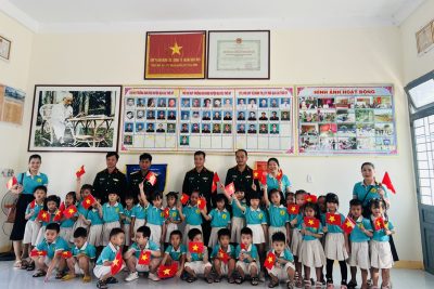 Các bé tham quan doanh trại bộ đội Các bé tham quan doanh trại bộ đội