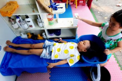 Các bé tham gia góc kỹ năng (Góc làm đẹp cho bé) Các bé tham gia góc kỹ năng (Góc làm đẹp cho bé)