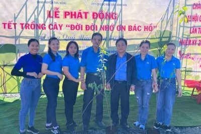BGH và các cô giáo trường Mầm Non 28/8 tham gia lễ phát động và trông cây hoa anh đào. BGH và các cô giáo trường Mầm Non 28/8 tham gia lễ phát động và trông cây hoa anh đào.