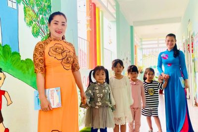 Cô và trò chào mừng ngày Phụ Nữ Việt Nam 8/3 Cô và trò chào mừng ngày Phụ Nữ Việt Nam 8/3